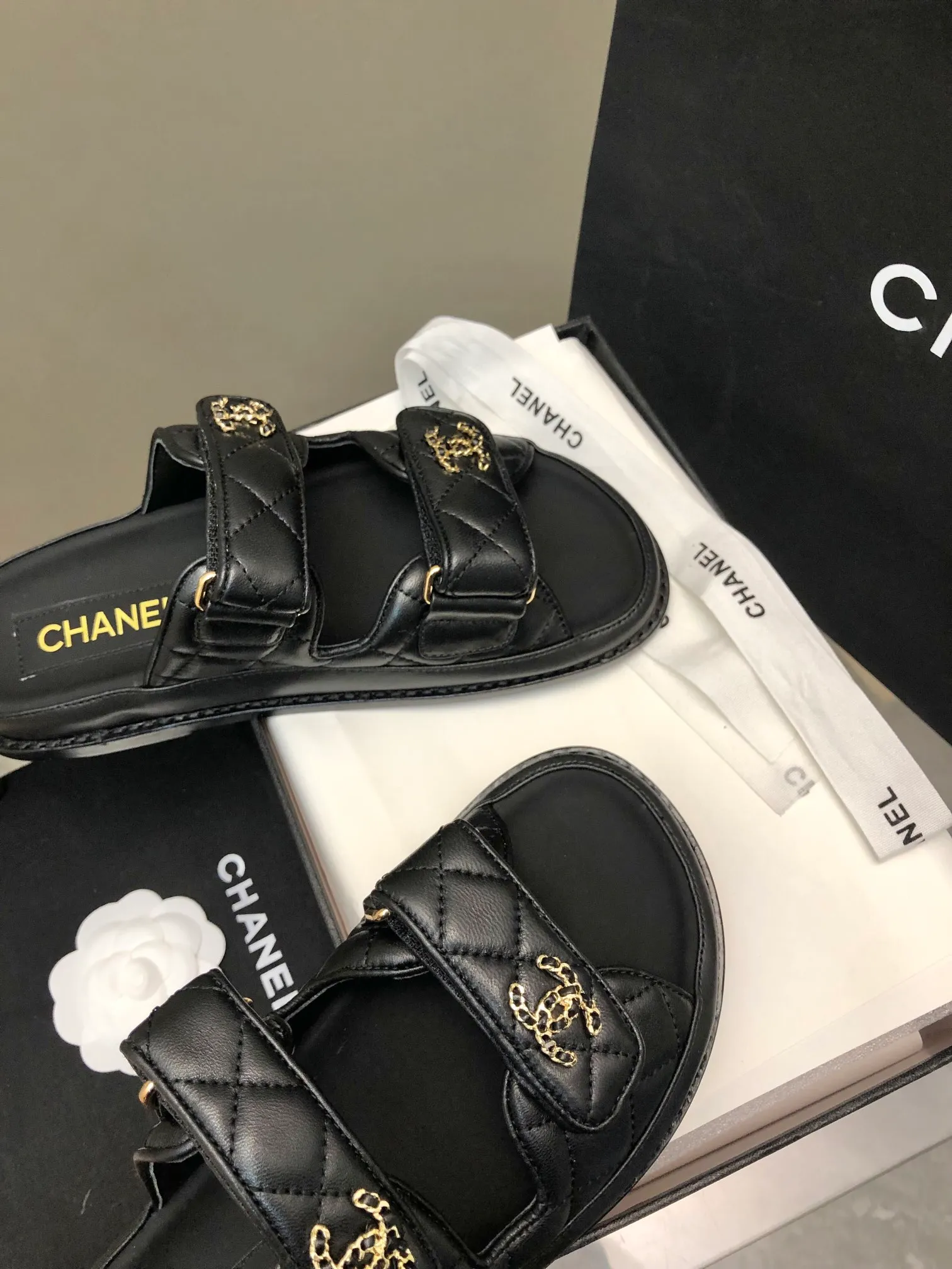 👟👟Ex-factory price 480👟👟 Women's shoes, women's clothing 2024 chanel 24👟👟Ex-factory price Sandals new products Xiaoxiang Velcro slippers 24 spring and summer new products The transformation of classic models, so beautiful! Diamond platform platform sandals, slippers, elegant and noble, comfortable and versatile. Upper: lambskin. Foot pad: sheepskin. Sole: cowhide bottom. Size: 35-41. Top quality.